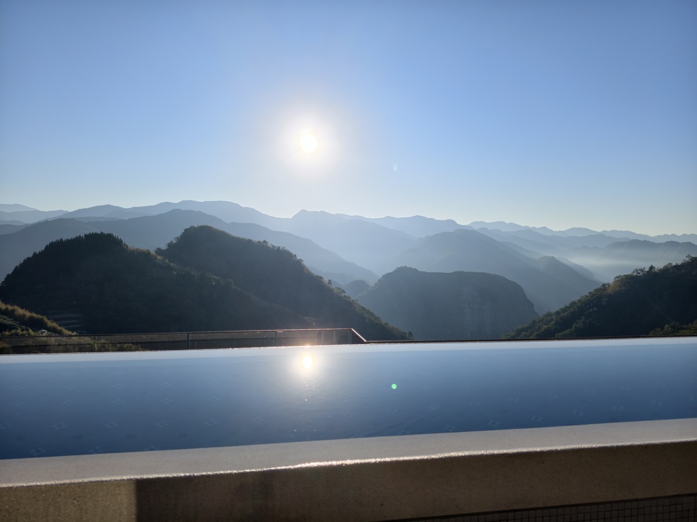 阿里山住宿推薦。璦勒芬莊園民宿| Ailefen Manor Guesthouse 一泊二食、無邊際泳池、阿里山日出！