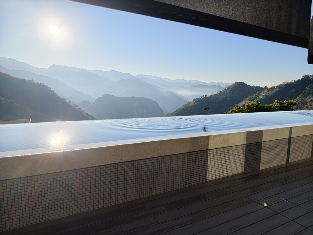 阿里山住宿推薦。璦勒芬莊園民宿| Ailefen Manor Guesthouse 一泊二食、無邊際泳池、阿里山日出！