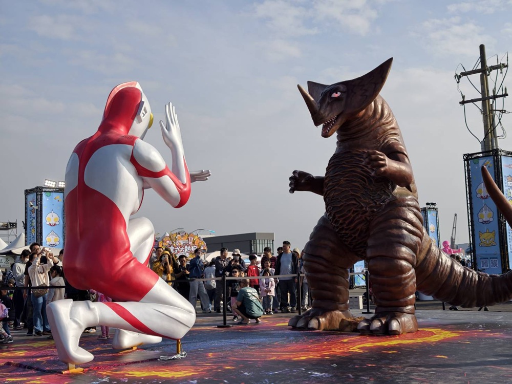 2026冬日遊樂園|15公尺高超人力霸王 初代、迪卡、昭和六兄弟 降臨高雄港灣!還有Q版初代等你來拍照! 2026冬日遊樂園|15公尺高超人力霸王 初代、迪卡、昭和六兄弟 降臨高雄港灣!還有Q版初代等你來拍照!