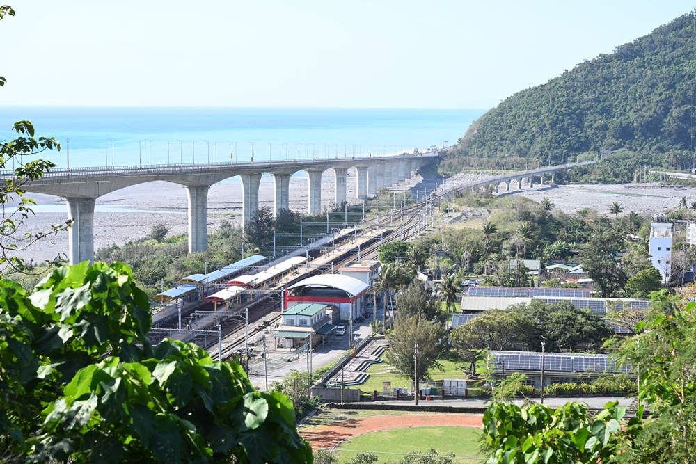 台東金崙觀景台｜俯瞰金崙大橋、金崙火車站＋太平洋海景秘境 絕美拍照景點推薦！