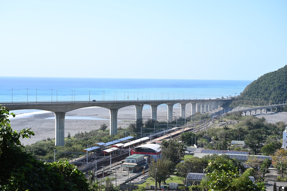 台東金崙觀景台｜俯瞰金崙大橋、金崙火車站＋太平洋海景秘境 絕美拍照景點推薦！
