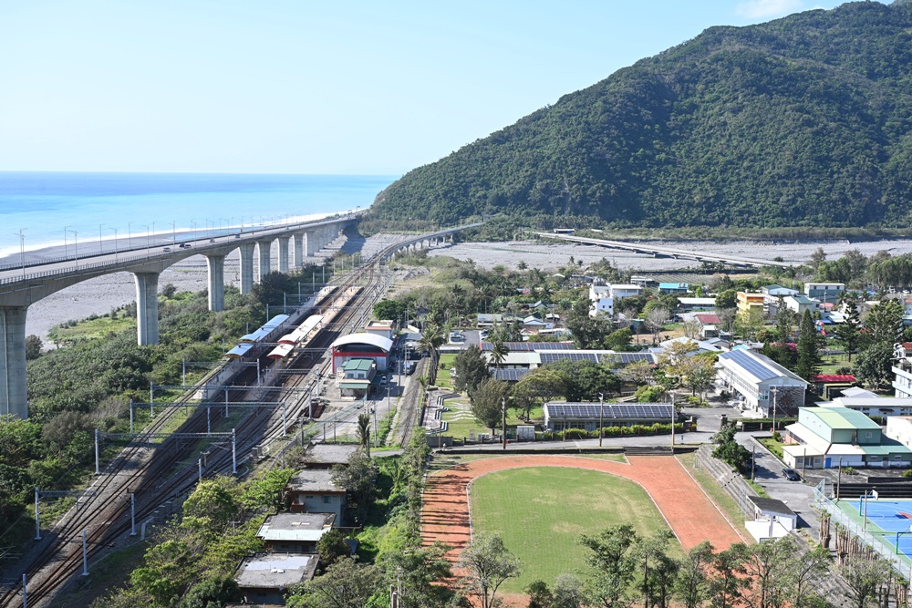 台東金崙觀景台｜俯瞰金崙大橋、金崙火車站＋太平洋海景秘境 絕美拍照景點推薦！