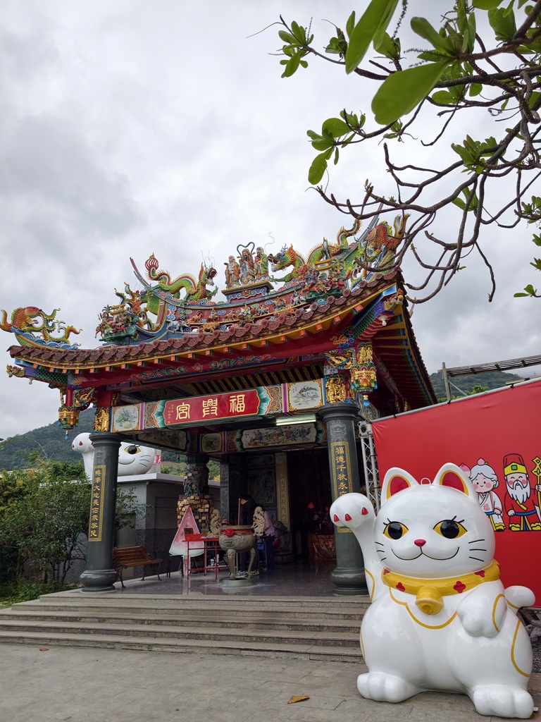 台東太麻里｜百年土地公廟「福興宮」貓廟2.0版本、台版雷門、招財貓、彩繪壁畫、祈福御守、水籤詩全攻略！