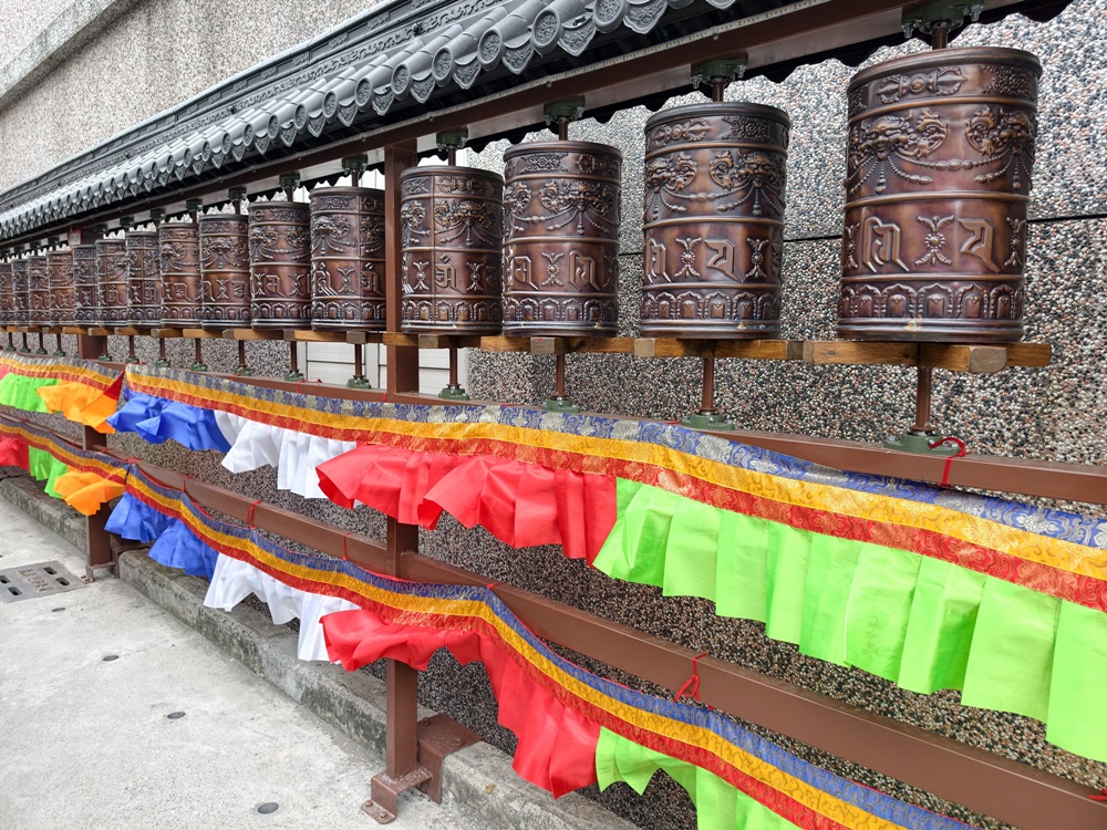 台東太麻里｜百年土地公廟「福興宮」貓廟2.0版本、台版雷門、招財貓、彩繪壁畫、祈福御守、水籤詩全攻略！