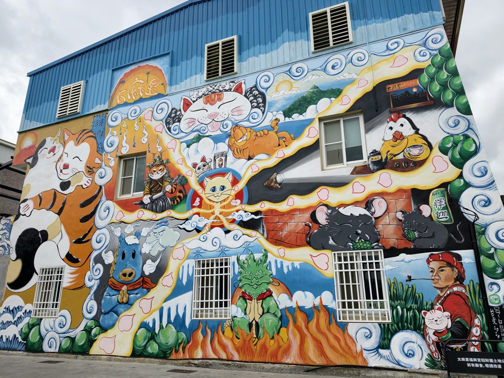 台東太麻里｜百年土地公廟「福興宮」貓廟2.0版本、台版雷門、招財貓、彩繪壁畫、祈福御守、水籤詩全攻略！