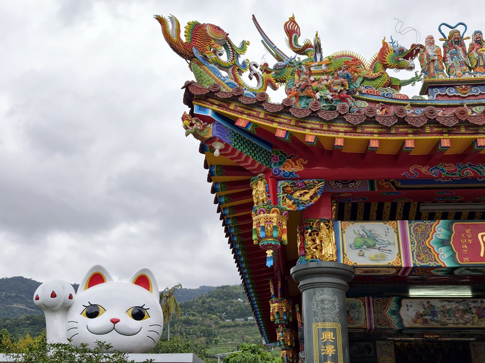 台東太麻里｜百年土地公廟「福興宮」貓廟2.0版本、台版雷門、招財貓、彩繪壁畫、祈福御守、水籤詩全攻略！