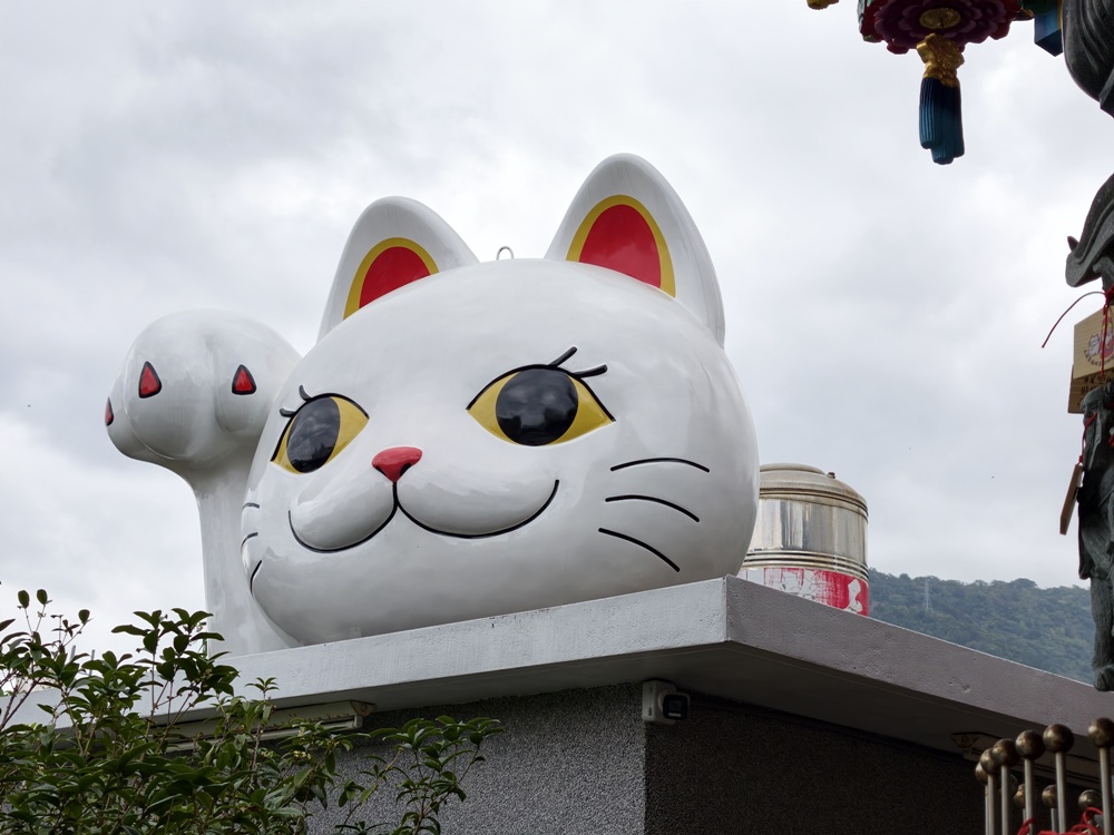 台東太麻里｜百年土地公廟「福興宮」貓廟2.0版本、台版雷門、招財貓、彩繪壁畫、祈福御守、水籤詩全攻略！