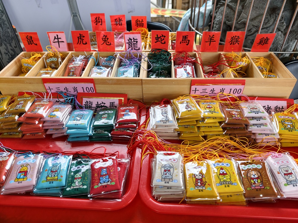 台東太麻里｜百年土地公廟「福興宮」貓廟2.0版本、台版雷門、招財貓、彩繪壁畫、祈福御守、水籤詩全攻略！