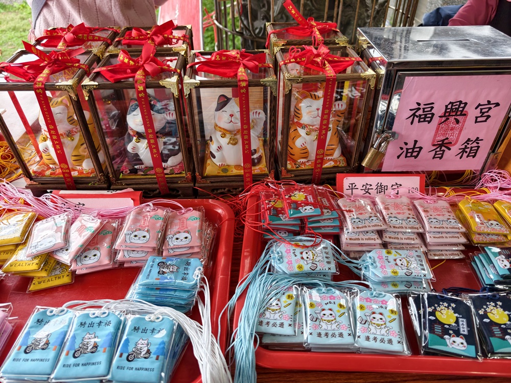 台東太麻里｜百年土地公廟「福興宮」貓廟2.0版本、台版雷門、招財貓、彩繪壁畫、祈福御守、水籤詩全攻略！