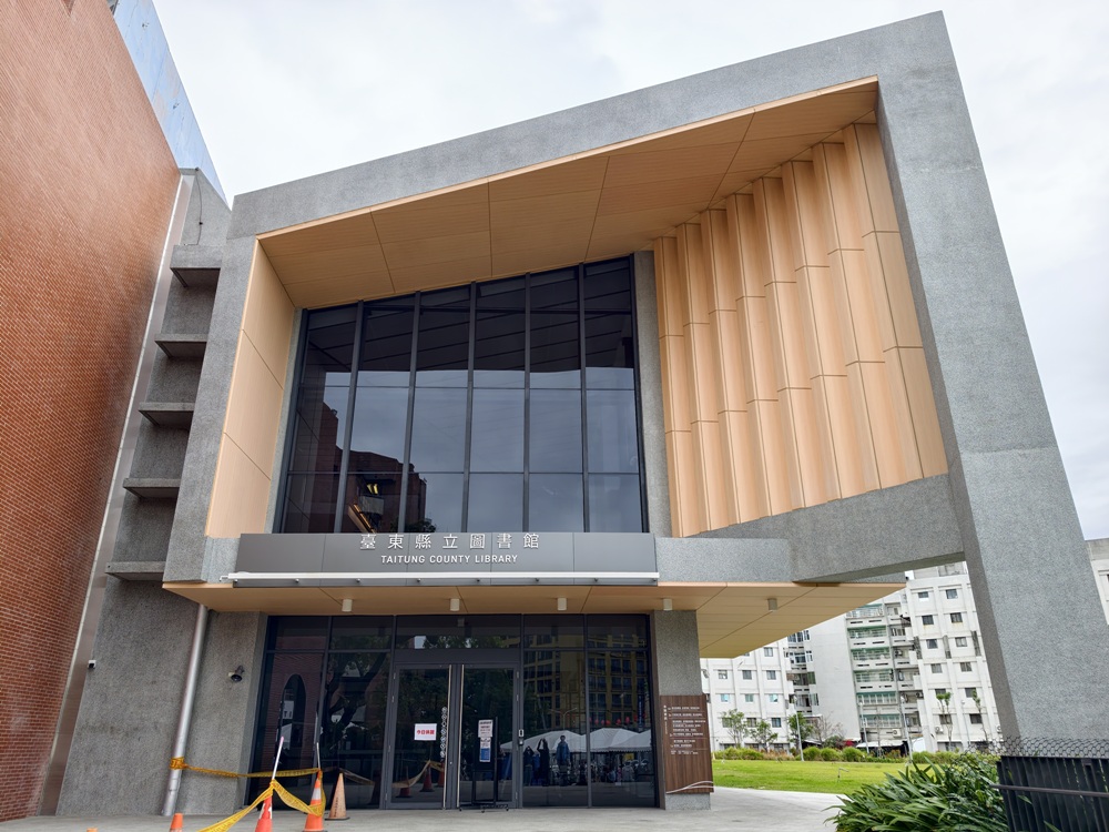 台東早午餐推薦。AU CAFÉ-鷗咖啡總圖店 隱身最美圖書館的咖啡店、推薦必點肉桂捲、綠果昔、台東人的下午茶推薦！