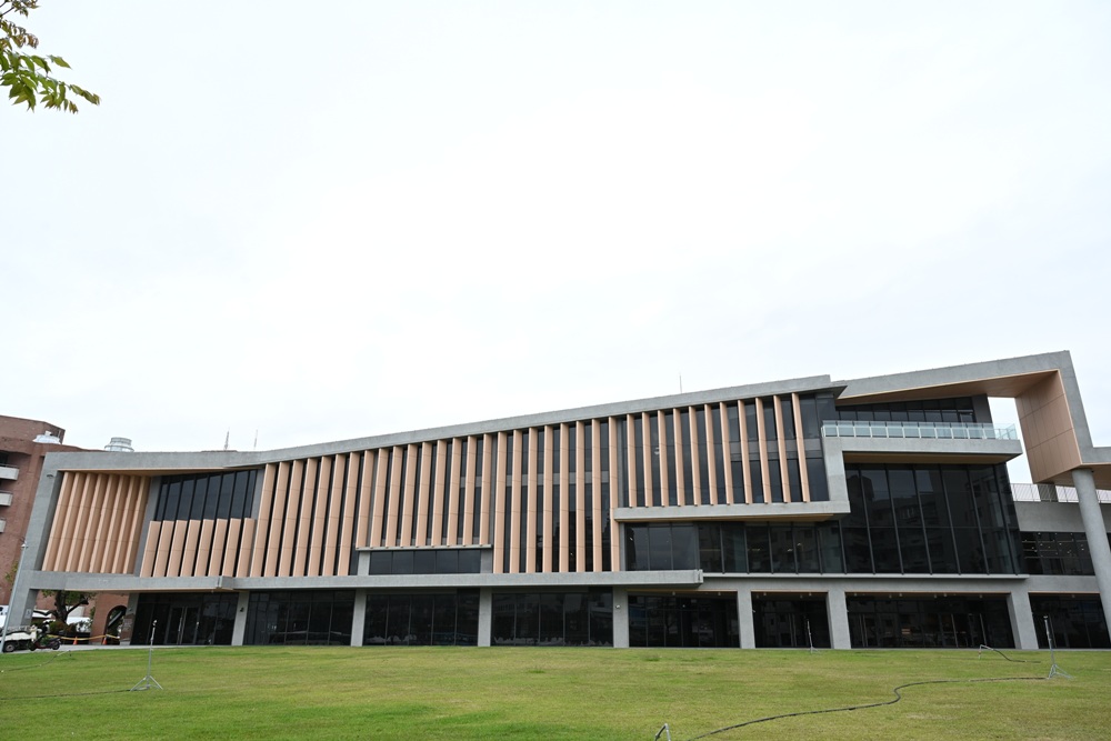 台東早午餐推薦。AU CAFÉ-鷗咖啡總圖店 隱身最美圖書館的咖啡店、推薦必點肉桂捲、綠果昔、台東人的下午茶推薦！