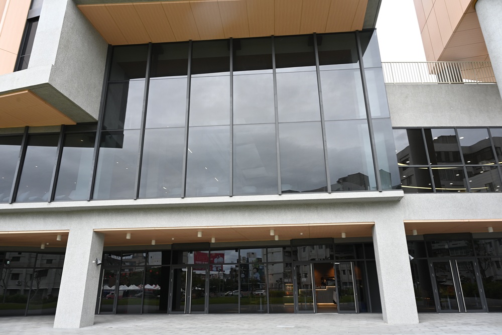 台東早午餐推薦。AU CAFÉ-鷗咖啡總圖店 隱身最美圖書館的咖啡店、推薦必點肉桂捲、綠果昔、台東人的下午茶推薦！