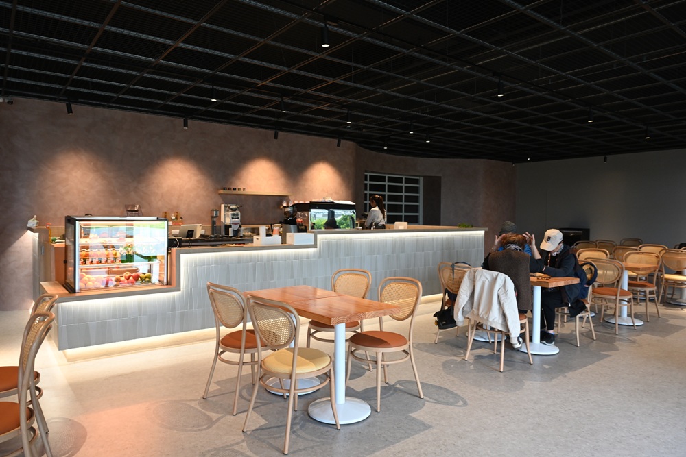 台東早午餐推薦。AU CAFÉ-鷗咖啡總圖店 隱身最美圖書館的咖啡店、推薦必點肉桂捲、綠果昔、台東人的下午茶推薦！