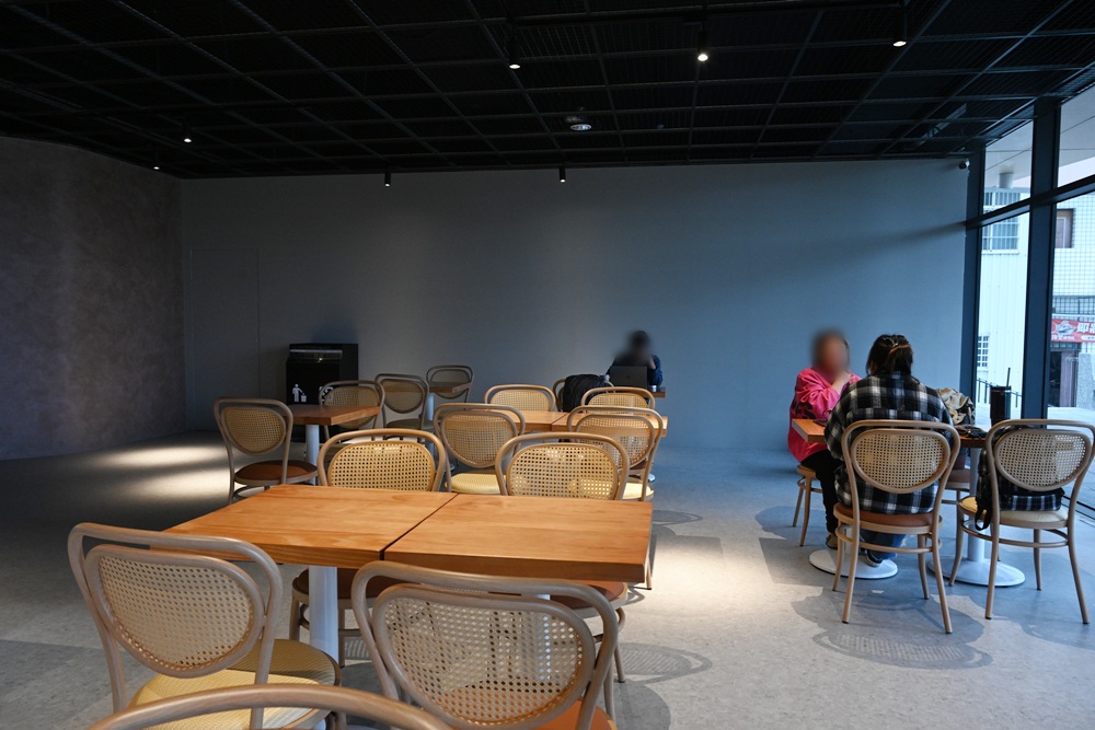 台東早午餐推薦。AU CAFÉ-鷗咖啡總圖店 隱身最美圖書館的咖啡店、推薦必點肉桂捲、綠果昔、台東人的下午茶推薦！