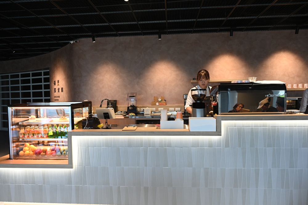 台東早午餐推薦。AU CAFÉ-鷗咖啡總圖店 隱身最美圖書館的咖啡店、推薦必點肉桂捲、綠果昔、台東人的下午茶推薦！