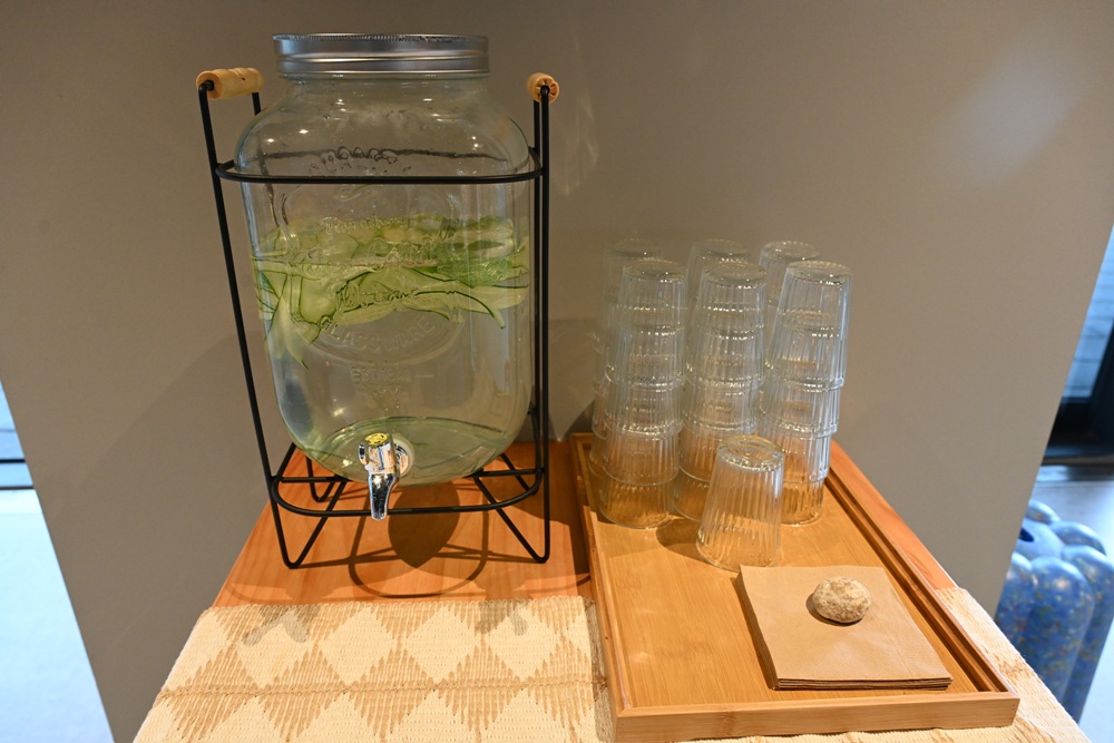 台東早午餐推薦。AU CAFÉ-鷗咖啡總圖店 隱身最美圖書館的咖啡店、推薦必點肉桂捲、綠果昔、台東人的下午茶推薦！