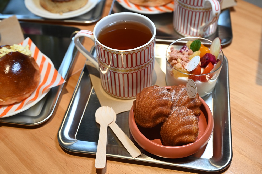 台東早午餐推薦。AU CAFÉ-鷗咖啡總圖店 隱身最美圖書館的咖啡店、推薦必點肉桂捲、綠果昔、台東人的下午茶推薦！