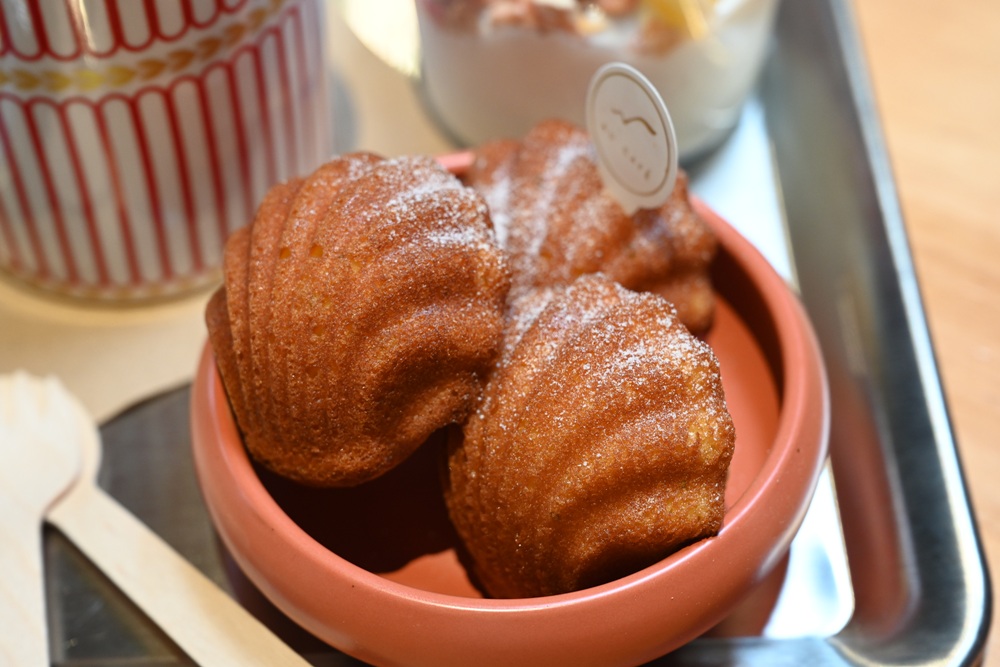 台東早午餐推薦。AU CAFÉ-鷗咖啡總圖店 隱身最美圖書館的咖啡店、推薦必點肉桂捲、綠果昔、台東人的下午茶推薦！