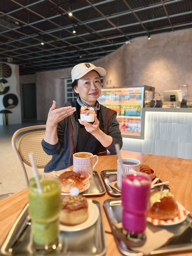 台東早午餐推薦。AU CAFÉ-鷗咖啡總圖店 隱身最美圖書館的咖啡店、推薦必點肉桂捲、綠果昔、台東人的下午茶推薦！