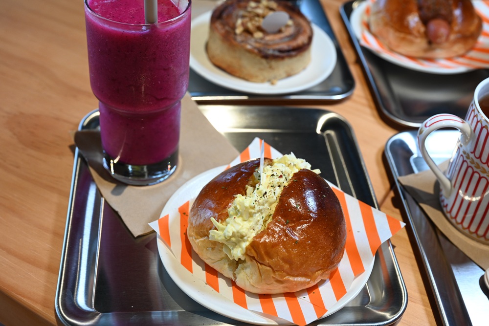 台東早午餐推薦。AU CAFÉ-鷗咖啡總圖店 隱身最美圖書館的咖啡店、推薦必點肉桂捲、綠果昔、台東人的下午茶推薦！