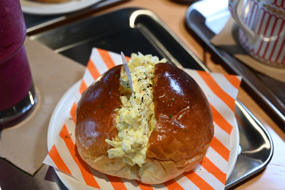 台東早午餐推薦。AU CAFÉ-鷗咖啡總圖店 隱身最美圖書館的咖啡店、推薦必點肉桂捲、綠果昔、台東人的下午茶推薦！