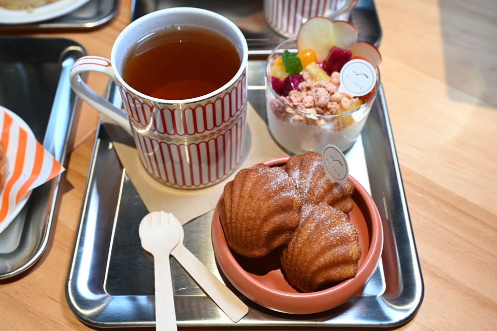 台東早午餐推薦。AU CAFÉ-鷗咖啡總圖店 隱身最美圖書館的咖啡店、推薦必點肉桂捲、綠果昔、台東人的下午茶推薦！