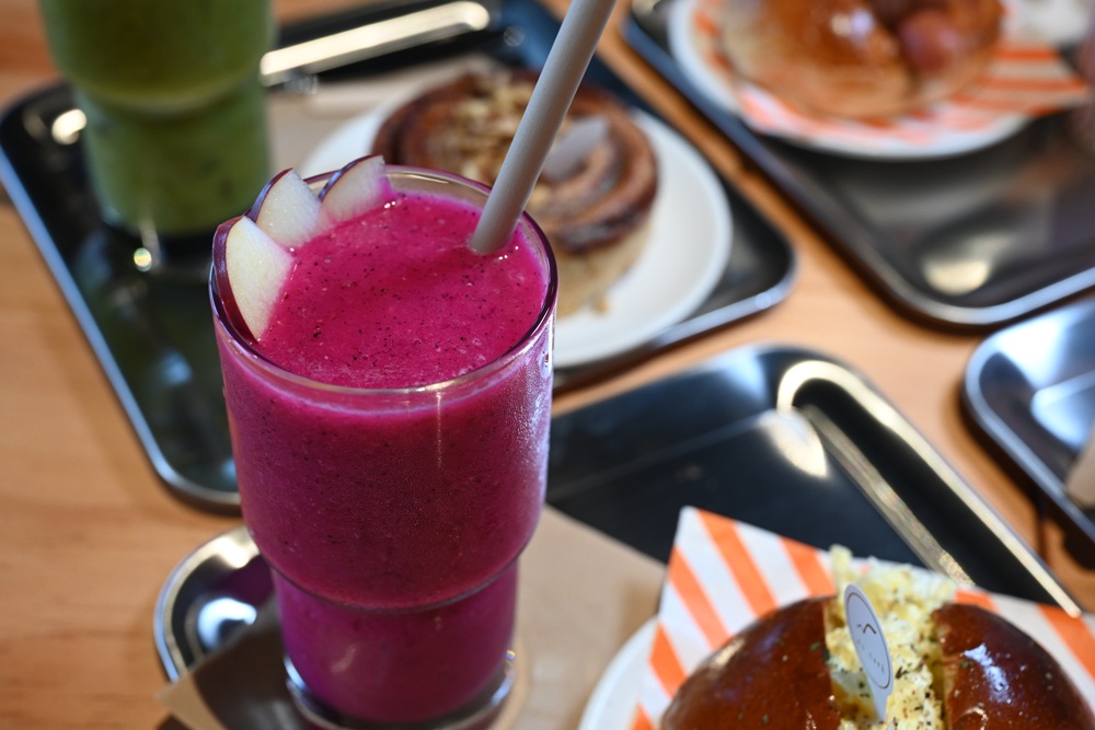 台東早午餐推薦。AU CAFÉ-鷗咖啡總圖店 隱身最美圖書館的咖啡店、推薦必點肉桂捲、綠果昔、台東人的下午茶推薦！