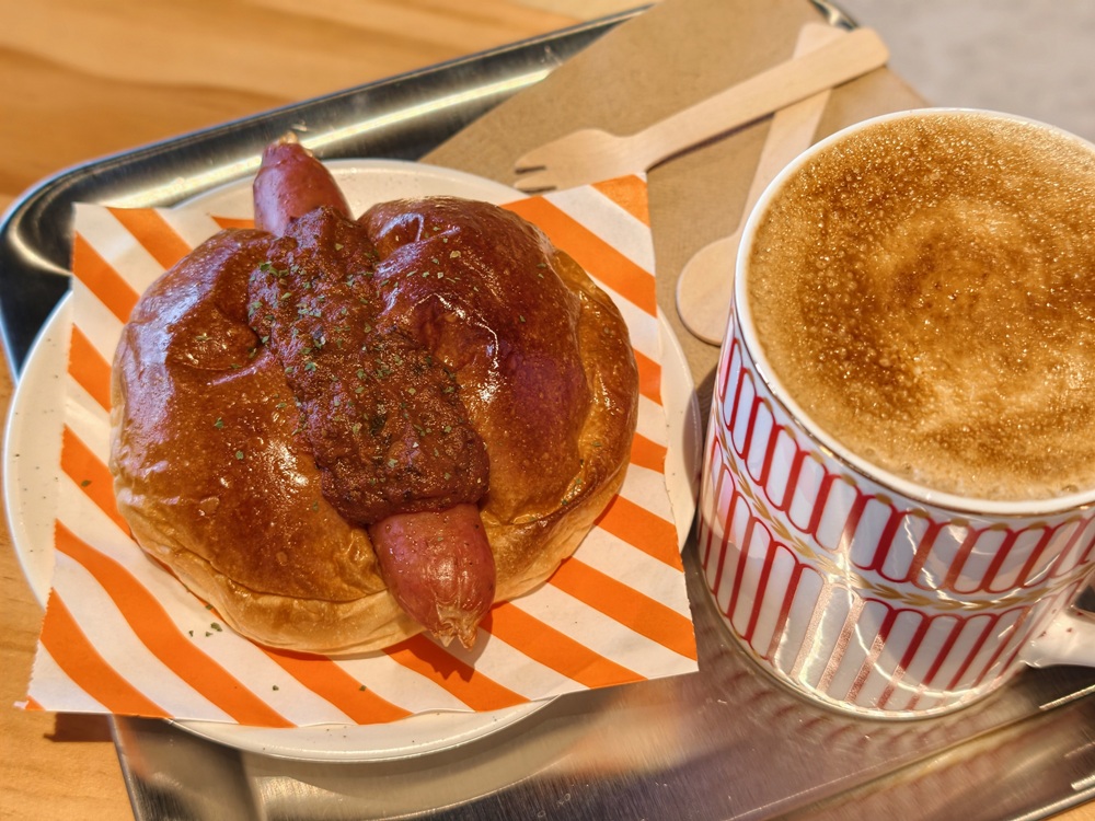 台東早午餐推薦。AU CAFÉ-鷗咖啡總圖店 隱身最美圖書館的咖啡店、推薦必點肉桂捲、綠果昔、台東人的下午茶推薦！