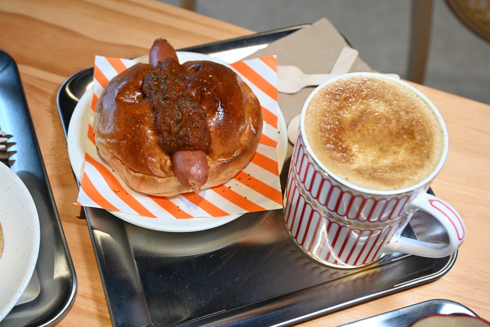 台東早午餐推薦。AU CAFÉ-鷗咖啡總圖店 隱身最美圖書館的咖啡店、推薦必點肉桂捲、綠果昔、台東人的下午茶推薦！
