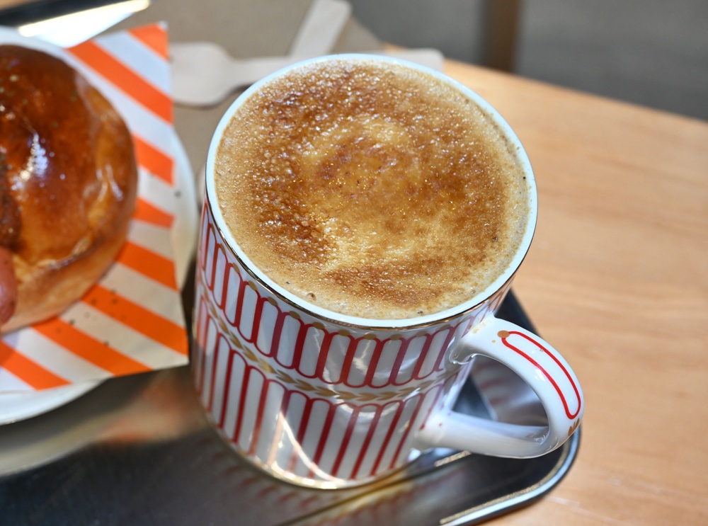台東早午餐推薦。AU CAFÉ-鷗咖啡總圖店 隱身最美圖書館的咖啡店、推薦必點肉桂捲、綠果昔、台東人的下午茶推薦！