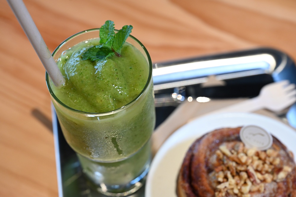 台東早午餐推薦。AU CAFÉ-鷗咖啡總圖店 隱身最美圖書館的咖啡店、推薦必點肉桂捲、綠果昔、台東人的下午茶推薦！