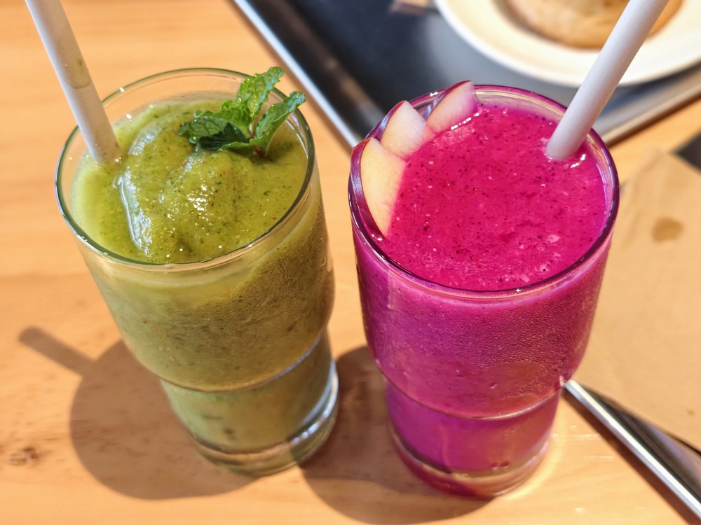 台東早午餐推薦。AU CAFÉ-鷗咖啡總圖店 隱身最美圖書館的咖啡店、推薦必點肉桂捲、綠果昔、台東人的下午茶推薦！