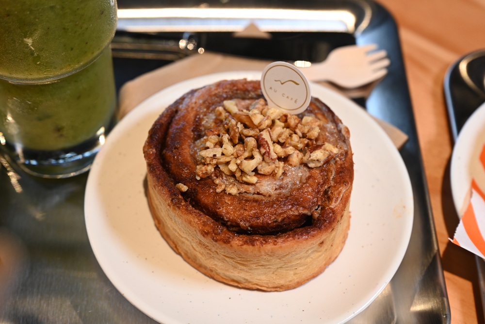 台東早午餐推薦。AU CAFÉ-鷗咖啡總圖店 隱身最美圖書館的咖啡店、推薦必點肉桂捲、綠果昔、台東人的下午茶推薦！