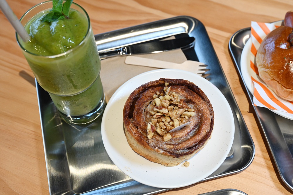 台東早午餐推薦。AU CAFÉ-鷗咖啡總圖店 隱身最美圖書館的咖啡店、推薦必點肉桂捲、綠果昔、台東人的下午茶推薦！