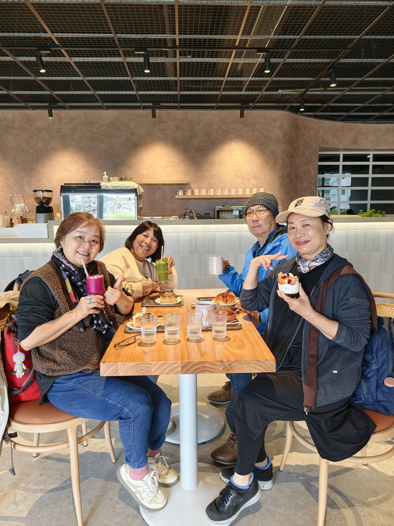 台東早午餐推薦。AU CAFÉ-鷗咖啡總圖店 隱身最美圖書館的咖啡店、推薦必點肉桂捲、綠果昔、台東人的下午茶推薦！