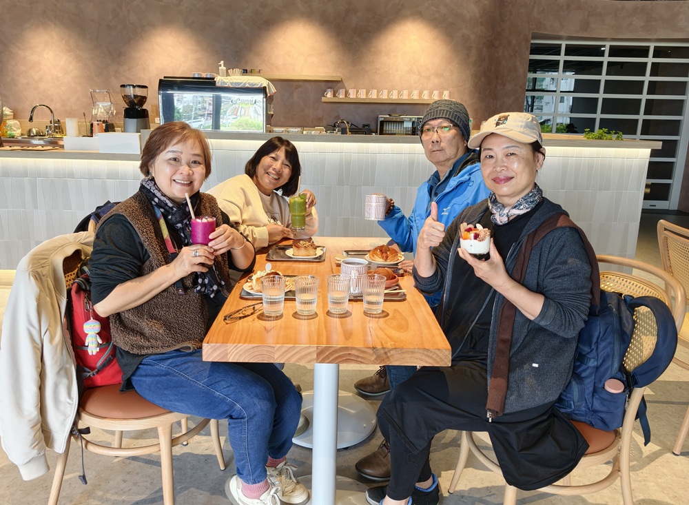 台東早午餐推薦。AU CAFÉ-鷗咖啡總圖店 隱身最美圖書館的咖啡店、推薦必點肉桂捲、綠果昔、台東人的下午茶推薦！