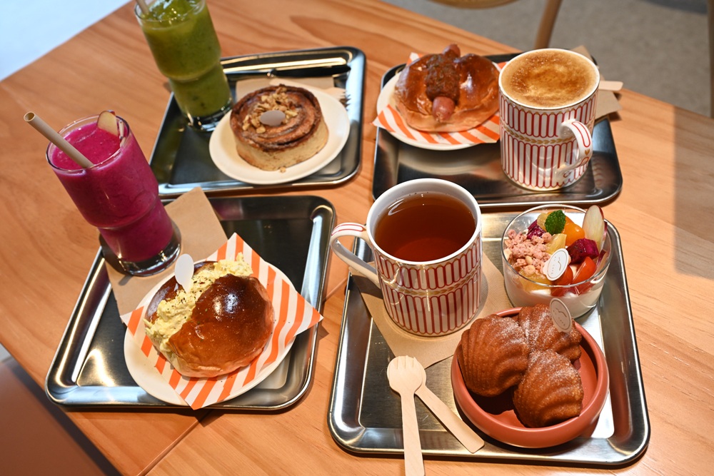 台東早午餐推薦。AU CAFÉ-鷗咖啡總圖店 隱身最美圖書館的咖啡店、推薦必點肉桂捲、綠果昔、台東人的下午茶推薦！