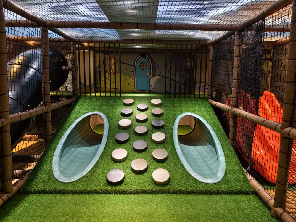 台南親子飯店推薦。HOTEL COZZI 和逸飯店 台南西門館 飛天小女警主題房、野餐派對 還有超過500坪奇趣操場一次滿足！