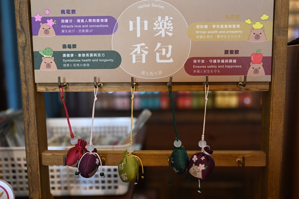 台南安平免門票景點。安平出張所 12花神の誕生鹽御守DIY、祈福鹽包、中藥香包 還有呆萌可愛小水豚君免費看！