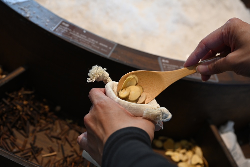 台南安平免門票景點。安平出張所 12花神の誕生鹽御守DIY、祈福鹽包、中藥香包 還有呆萌可愛小水豚君免費看！