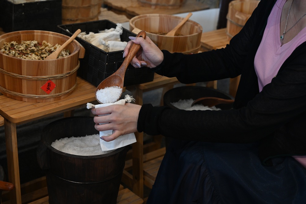 台南安平免門票景點。安平出張所 12花神の誕生鹽御守DIY、祈福鹽包、中藥香包 還有呆萌可愛小水豚君免費看！