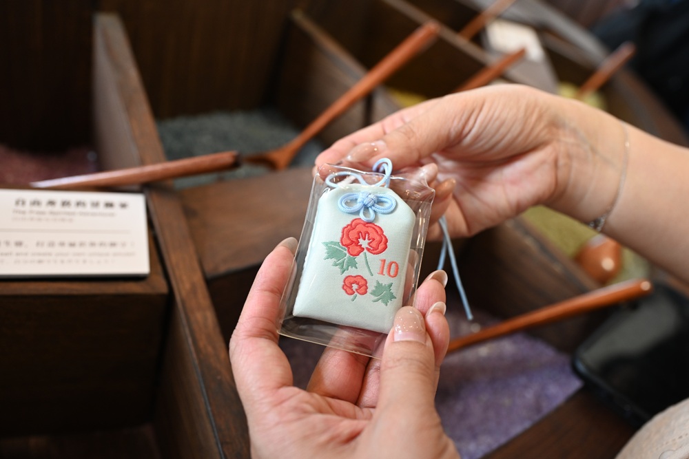 台南安平免門票景點。安平出張所 12花神の誕生鹽御守DIY、祈福鹽包、中藥香包 還有呆萌可愛小水豚君免費看！