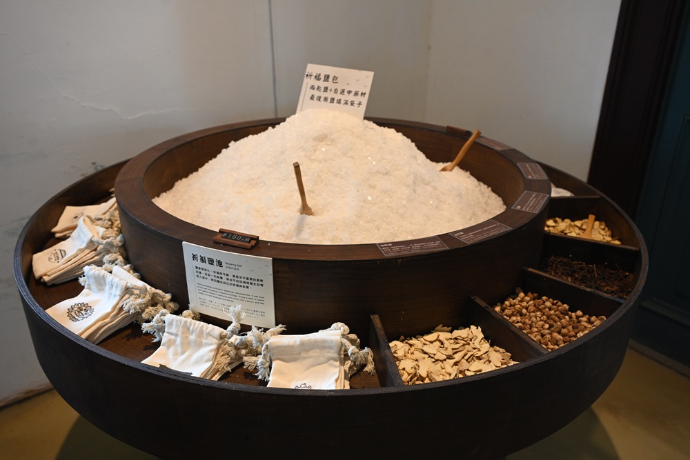 台南安平免門票景點。安平出張所 12花神の誕生鹽御守DIY、祈福鹽包、中藥香包 還有呆萌可愛小水豚君免費看！