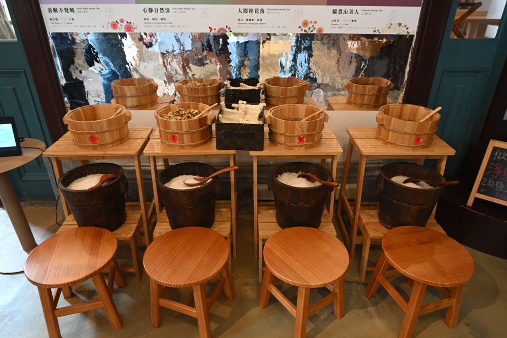 台南安平免門票景點。安平出張所 12花神の誕生鹽御守DIY、祈福鹽包、中藥香包 還有呆萌可愛小水豚君免費看！