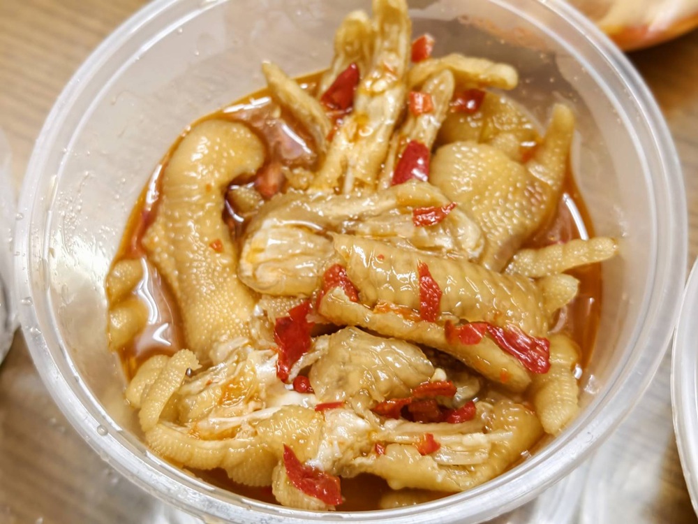 台南夜市。武聖夜市 于一鳳梨冰、阿堯師雞蛋糕、黃金土豆餅、巧虎牛排、碳烤雄大香雞排、參分辣無骨雞爪 每週星期三、五、六限定！