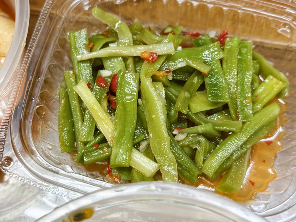 台南夜市。武聖夜市 于一鳳梨冰、阿堯師雞蛋糕、黃金土豆餅、巧虎牛排、碳烤雄大香雞排、參分辣無骨雞爪 每週星期三、五、六限定！