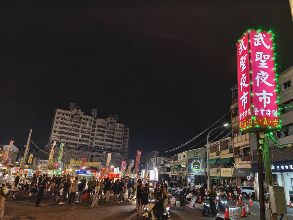 台南夜市。武聖夜市 于一鳳梨冰、阿堯師雞蛋糕、黃金土豆餅、巧虎牛排、碳烤雄大香雞排、參分辣無骨雞爪 每週星期三、五、六限定！