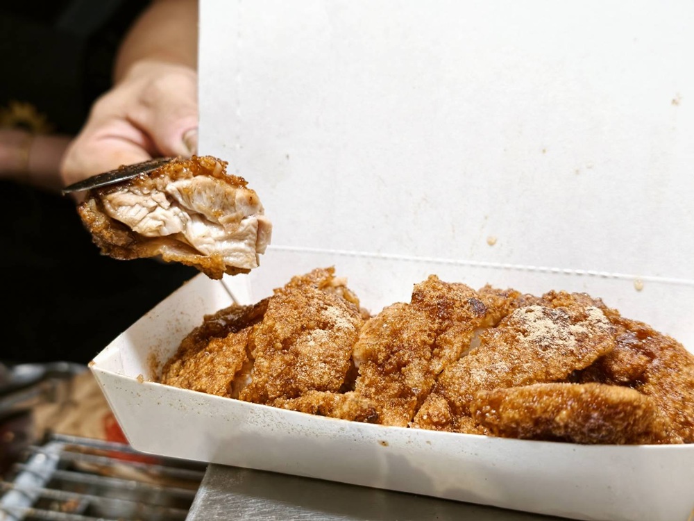 台南夜市。武聖夜市 于一鳳梨冰、阿堯師雞蛋糕、黃金土豆餅、巧虎牛排、碳烤雄大香雞排、參分辣無骨雞爪 每週星期三、五、六限定！