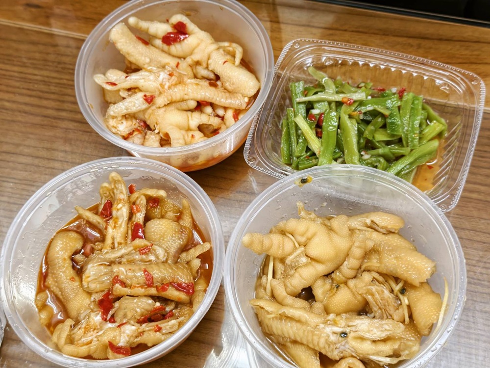 台南夜市。武聖夜市 于一鳳梨冰、阿堯師雞蛋糕、黃金土豆餅、巧虎牛排、碳烤雄大香雞排、參分辣無骨雞爪 每週星期三、五、六限定！