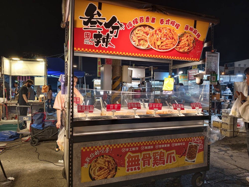台南夜市。武聖夜市 于一鳳梨冰、阿堯師雞蛋糕、黃金土豆餅、巧虎牛排、碳烤雄大香雞排、參分辣無骨雞爪 每週星期三、五、六限定！